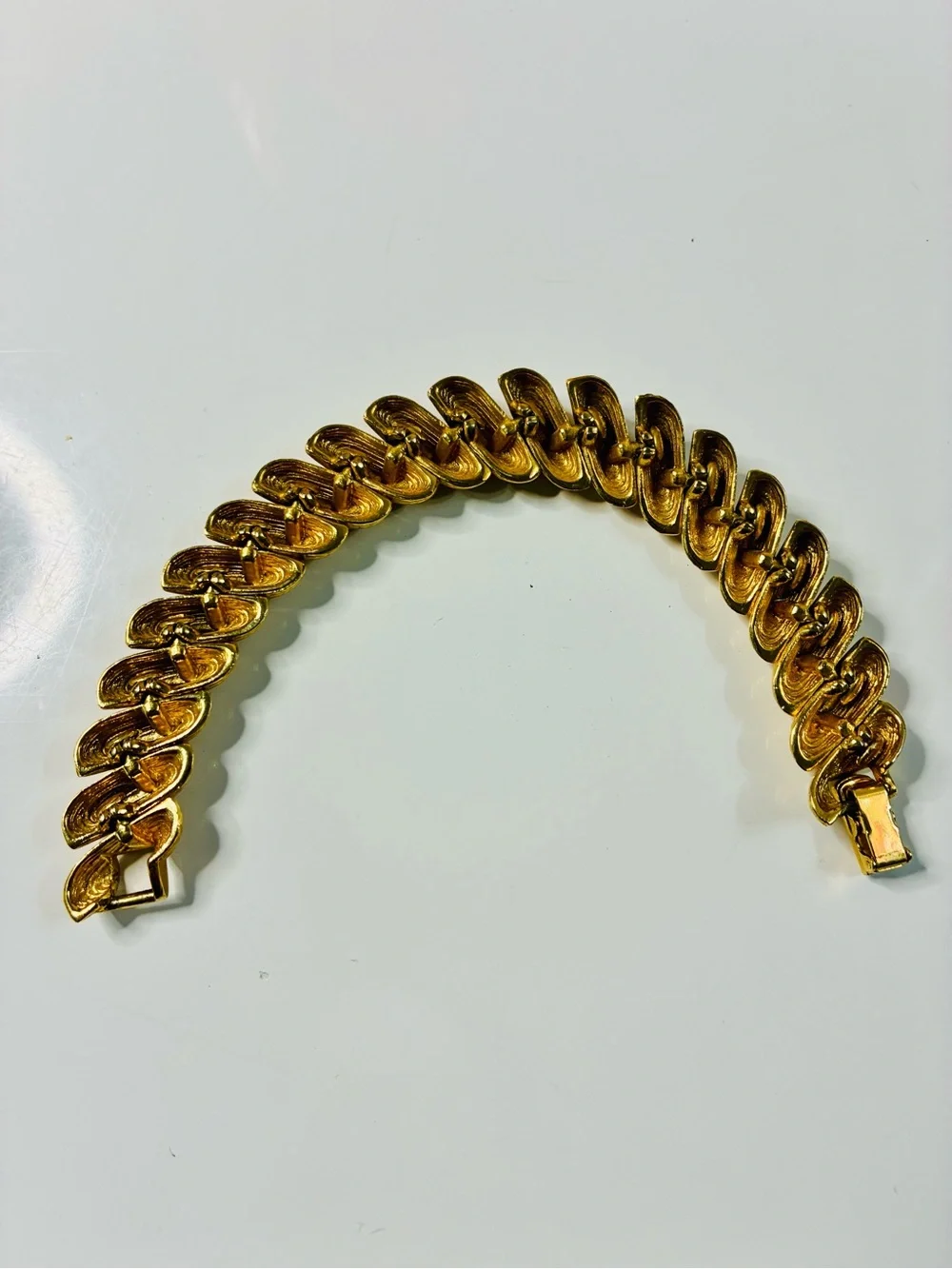 VTG Heavy Gold-Tone Sculpted Link Bracelet - Brand Effortlessly Elegant Chic